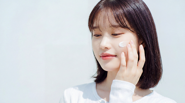 JPG 편집이미지 손 여자 얼굴 아침 표정 일상 햇빛 화장 뷰티 단발머리 피부 크림 스킨케어 의료성형뷰티 편집실사 AI인물포토 AI콘텐츠 주간 헤어스타일 사람 라이프 신체부위 빛 CG 파일형식 AI포토 자연요소 생활