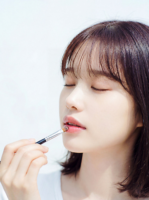 JPG 모델 편집이미지 여자 얼굴 화장 뷰티 화장품 립스틱 붓 단발머리 피부 의료성형뷰티 편집실사 AI인물포토 AI콘텐츠 헤어스타일 사람 신체부위 CG 파일형식 AI포토