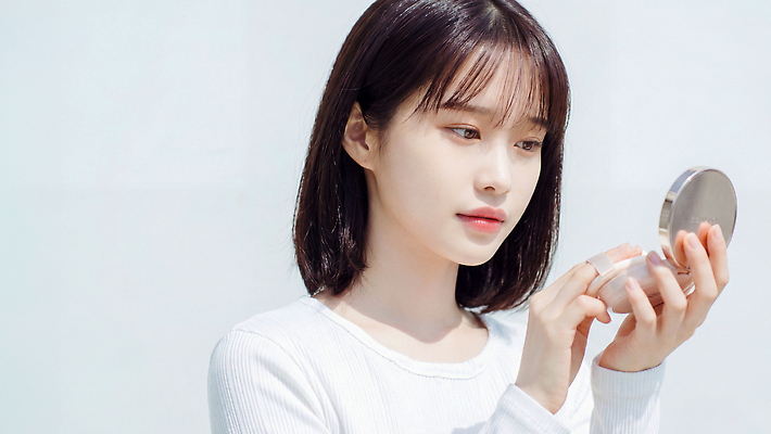 JPG 편집이미지 헤어스타일 손 여자 얼굴 햇빛 화장 뷰티 거울 단발머리 집중 피부 스킨케어 팩트 의료성형뷰티 편집실사 AI인물포토 AI콘텐츠 컨셉 사람 신체부위 빛 화장품 CG 파일형식 AI포토