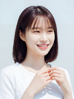 JPG 편집이미지 손 여자 행복 얼굴 웃음 일상 햇빛 단발머리 의료성형뷰티 편집실사 AI인물포토 AI콘텐츠 헤어스타일 감정 표정 사람 라이프 신체부위 빛 CG 파일형식 AI포토 생활