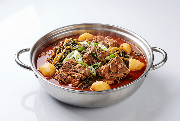 JPG 편집이미지 전통 한식 채소 감자 한국 육류 요리 뜨거움 맛 냄비 메뉴 국물 감자탕 푸짐 편집실사 AI포토 AI콘텐츠 아시아 음식 컨셉 식재료 솥 CG 파일형식 나라 주방용품 생활용품 오브젝트