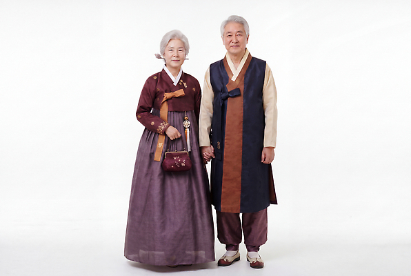 JPG 편집이미지 전통 옷 여자 남자 행복 문화 한국 웃음 설날 추석 손잡기 노부부 전통의상 한복 70대 의료성형뷰티 편집실사 AI인물포토 AI콘텐츠 한국전통 부부 명절 노년 감정 아시아 모션 표정 사람 CG 파일형식 AI포토 커플 기념일 나라 성인 관계 이벤트