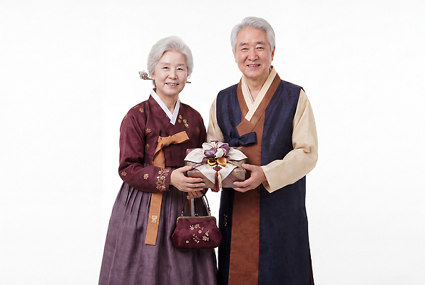 JPG 편집이미지 전통 여자 남자 행복 문화 가족 한국 선물 사랑 웃음 설날 추석 노부부 한복 70대 결혼기념일 의료성형뷰티 편집실사 AI인물포토 AI콘텐츠 한국전통 부부 명절 기념일 노년 감정 아시아 관계 표정 사람 전통의상 CG 파일형식 AI포토 커플 나라 이벤트 성인