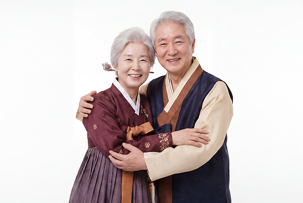 JPG 편집이미지 부부 여자 노년 남자 행복 문화 포즈 가족 한국 사랑 웃음 설날 추석 노부부 전통의상 한복 70대 결혼기념일 의료성형뷰티 편집실사 AI인물포토 AI콘텐츠 한국전통 전통 커플 명절 기념일 감정 아시아 관계 표정 사람 성인 CG 파일형식 AI포토 나라 이벤트