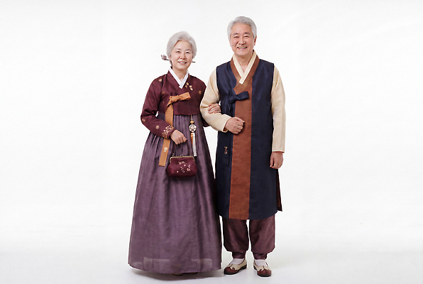JPG 편집이미지 전통 옷 여자 할아버지 남자 행복 할머니 한국 사랑 미소 설날 추석 잡기 한복 70대 팔 의료성형뷰티 편집실사 AI인물포토 AI콘텐츠 한국전통 명절 노년 감정 아시아 모션 표정 사람 신체부위 전통의상 CG 파일형식 AI포토 기념일 나라 성인 이벤트