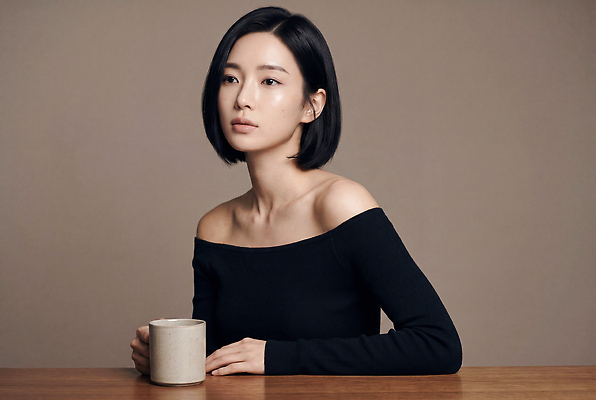 JPG 모델 편집이미지 손 응시 여자 패션 커피 탁자 앉기 컵 의료성형뷰티 편집실사 AI인물포토 AI콘텐츠 식기 시선 음료 가구 모션 사람 신체부위 CG 파일형식 AI포토 생활용품 오브젝트