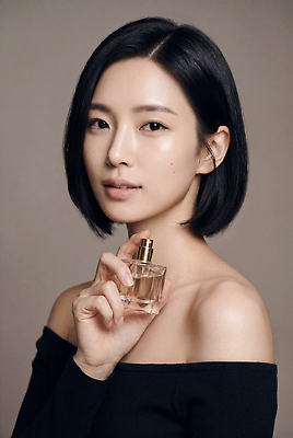 JPG 편집이미지 손 여자 패션 표정 상반신 뷰티 향수 의료성형뷰티 편집실사 AI인물포토 AI콘텐츠 사람 신체부위 화장품 CG 파일형식 AI포토