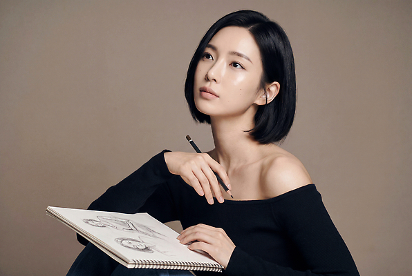 JPG 편집이미지 손 여자 얼굴 포즈 생각 연필 집중 스케치북 그림 의료성형뷰티 편집실사 AI인물포토 AI콘텐츠 컨셉 학용품 사람 신체부위 필기구 CG 파일형식 AI포토 문구용품 오브젝트