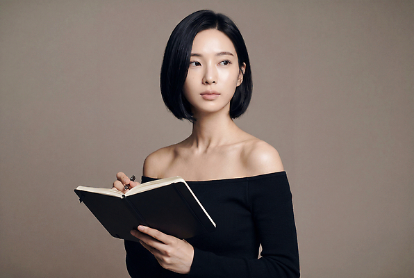 JPG 모델 편집이미지 여자 패션 예술 포즈 책 공책 기록 단발머리 집중 의료성형뷰티 스타일 편집실사 AI인물포토 AI콘텐츠 헤어스타일 컨셉 문구용품 사람 CG 파일형식 AI포토 오브젝트