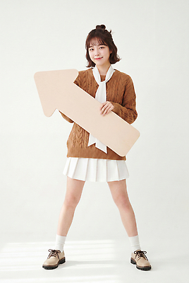 JPG 전신 편집이미지 여자 화살표 포즈 들기 소녀 치마 스웨터 의료성형뷰티 편집실사 AI인물포토 AI콘텐츠 어린이 상의 모션 하의 사람 CG 파일형식 AI포토 옷