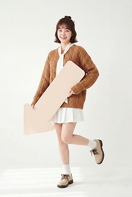 JPG 전신 모델 편집이미지 여자 패션 화살표 포즈 신발 미소 들기 치마 스웨터 의료성형뷰티 편집실사 AI인물포토 AI콘텐츠 상의 모션 하의 표정 사람 CG 파일형식 AI포토 옷