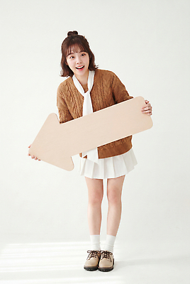 JPG 전신 모델 편집이미지 여자 화살표 포즈 신발 표정 웃음 들기 치마 스웨터 의료성형뷰티 편집실사 AI인물포토 AI콘텐츠 상의 모션 하의 사람 CG 파일형식 AI포토 옷
