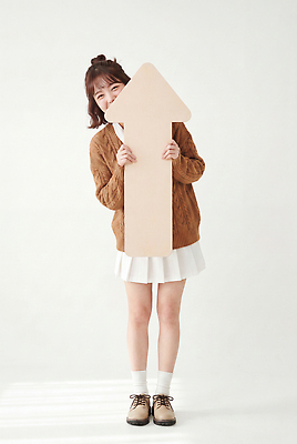 JPG 전신 편집이미지 옷 여자 화살표 포즈 신발 웃음 들기 판 의료성형뷰티 편집실사 AI인물포토 AI콘텐츠 모션 표정 사람 CG 파일형식 AI포토