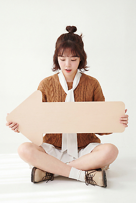 JPG 전신 나무 편집이미지 손 옷 여자 패션 화살표 포즈 들기 앉기 스카프 의료성형뷰티 편집실사 AI인물포토 AI콘텐츠 식물 모션 사람 신체부위 목도리 CG 파일형식 AI포토 잡화