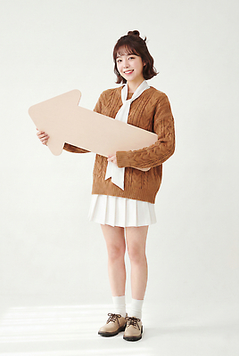 JPG 전신 편집이미지 여자 화살표 짧은머리 표정 서기 웃음 들기 소녀 치마 스웨터 의료성형뷰티 편집실사 AI인물포토 AI콘텐츠 헤어스타일 어린이 상의 모션 하의 사람 CG 파일형식 AI포토 옷