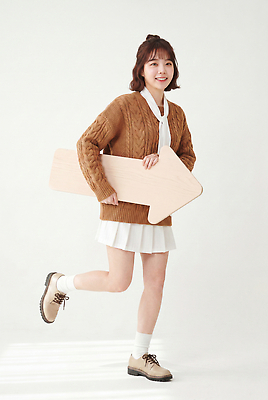 JPG 전신 편집이미지 손 여학생 여자 패션 화살표 포즈 운동화 웃음 들기 치마 스웨터 즐거움 의료성형뷰티 스타일 편집실사 AI인물포토 AI콘텐츠 학생 감정 신발 상의 모션 하의 표정 사람 신체부위 CG 파일형식 AI포토 옷