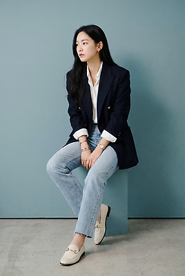 JPG 전신 모델 편집이미지 손 옷 여자 패션 셔츠 앉기 정장 캐주얼 재킷 청바지 다리 비즈니스우먼 의료성형뷰티 스타일 편집실사 AI인물포토 AI콘텐츠 상의 비즈니스 바지 모션 사람 신체부위 외투 직장인 CG 파일형식 AI포토 직업 하의