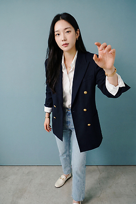 JPG 전신 모델 편집이미지 손 옷 여자 패션 포즈 정장 청바지 비즈니스우먼 의료성형뷰티 스타일 편집실사 AI인물포토 AI콘텐츠 비즈니스 바지 사람 신체부위 직장인 CG 파일형식 AI포토 직업 하의