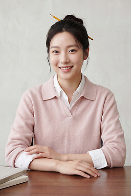 JPG 편집이미지 여자 포즈 미소 사무실 연필 업무 작업 비즈니스우먼 스웨터 집중 책상 의료성형뷰티 편집실사 AI인물포토 AI콘텐츠 가구 컨셉 상의 비즈니스 학용품 표정 사람 필기구 직장인 CG 파일형식 AI포토 직업 옷 생활용품 문구용품 오브젝트