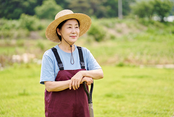 JPG 나무 편집이미지 모자 손 여자 밭 농업 풍경 농사 흙 도구 작업 풀 농부 멜빵바지 밀짚모자 의료성형뷰티 편집실사 AI인물포토 AI콘텐츠 식물 직업 잡화 산업 바지 사람 신체부위 멜빵 CG 파일형식 AI포토 하의 옷