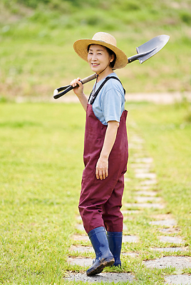 JPG 식물 편집이미지 모자 여자 신발 농업 자연 작업복 농장 농사 작업 농부 삽 멜빵바지 밀짚모자 의료성형뷰티 편집실사 AI인물포토 AI콘텐츠 직업 잡화 옷 산업 바지 사람 멜빵 CG 생태계 파일형식 AI포토 하의
