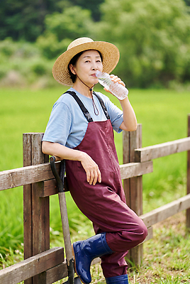 JPG 편집이미지 여자 자연 작업복 물 여름 농장 농사 도구 작업 농부 수분 멜빵바지 밀짚모자 의료성형뷰티 편집실사 AI인물포토 AI콘텐츠 자연요소 직업 모자 옷 계절 농업 바지 사람 멜빵 CG 생태계 파일형식 AI포토 잡화 산업 하의
