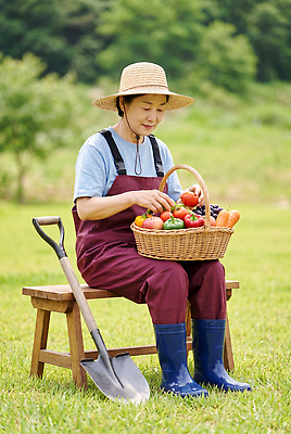JPG 식물 편집이미지 여자 농업 채소 과일 휴식 바구니 정원 농사 흙 수확 도구 농부 멜빵바지 밀짚모자 의료성형뷰티 편집실사 AI인물포토 AI콘텐츠 직업 모자 산업 컨셉 바지 사람 멜빵 CG 파일형식 AI포토 잡화 하의 옷