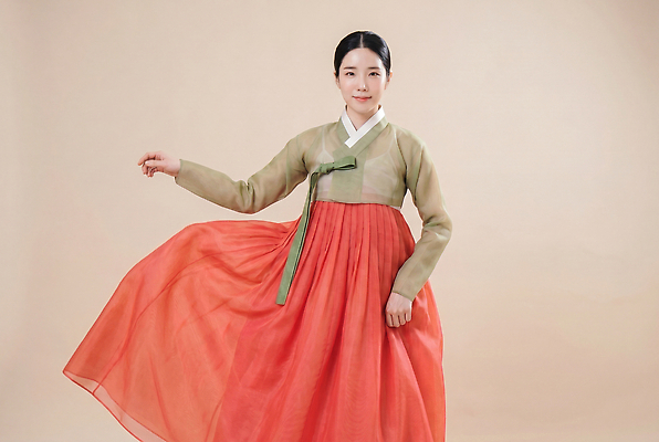JPG 편집이미지 손 옷 여자 문화 포즈 한국 추석 전통의상 한복 의료성형뷰티 편집실사 AI인물포토 AI콘텐츠 한국전통 전통 명절 아시아 사람 신체부위 CG 파일형식 AI포토 기념일 나라 이벤트