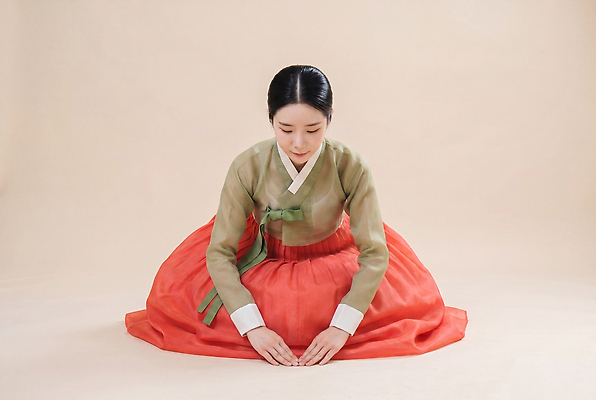 JPG 편집이미지 한국문화 전통 손 옷 여자 문화 한국 앉기 추석 예절 절 한복 의료성형뷰티 편집실사 AI인물포토 AI콘텐츠 동양문화 한국전통 명절 아시아 모션 사람 신체부위 전통의상 CG 파일형식 AI포토 기념일 나라 이벤트