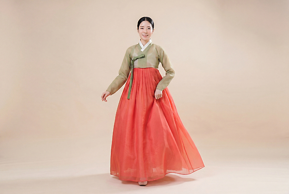 JPG 모델 편집이미지 전통 옷 여자 패션 문화 포즈 한국 미소 걷기 추석 한복 의료성형뷰티 편집실사 AI인물포토 AI콘텐츠 한국전통 명절 아시아 모션 표정 사람 전통의상 CG 파일형식 AI포토 기념일 나라 이벤트