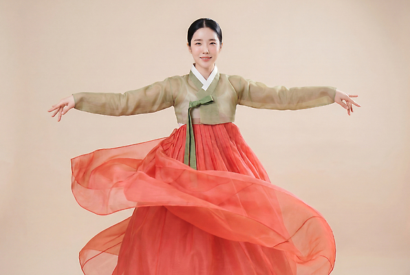 JPG 편집이미지 전통 옷 여자 패션 문화 한국 미소 치마 추석 춤 한복 의료성형뷰티 편집실사 AI인물포토 AI콘텐츠 한국전통 명절 아시아 하의 문화예술 표정 사람 전통의상 CG 파일형식 AI포토 기념일 나라 이벤트