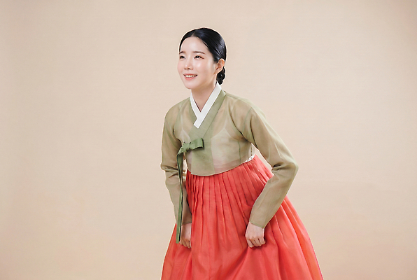JPG 편집이미지 전통 손 옷 여자 문화 한국 웃음 추석 한복 의료성형뷰티 편집실사 AI인물포토 AI콘텐츠 한국전통 명절 아시아 표정 사람 신체부위 전통의상 CG 파일형식 AI포토 기념일 나라 이벤트