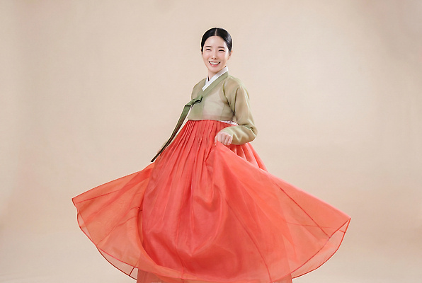 JPG 편집이미지 전통 옷 여자 문화 한국 웃음 추석 기쁨 한복 회전 민속 의료성형뷰티 스타일 편집실사 AI인물포토 AI콘텐츠 한국전통 명절 감정 아시아 표정 사람 전통의상 CG 파일형식 AI포토 기념일 나라 이벤트