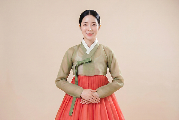 JPG 편집이미지 한국문화 전통 옷 여자 문화 한국 웃음 추석 한복 의료성형뷰티 스타일 편집실사 AI인물포토 AI콘텐츠 동양문화 한국전통 명절 아시아 표정 사람 전통의상 CG 파일형식 AI포토 기념일 나라 이벤트