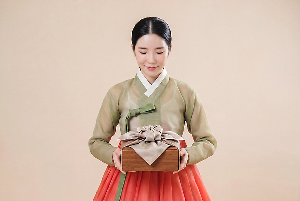 JPG 편집이미지 전통 여자 문화 한국 선물 상자 추석 양손 한복 의료성형뷰티 편집실사 AI인물포토 AI콘텐츠 한국전통 손 명절 아시아 사람 전통의상 CG 파일형식 AI포토 기념일 나라 신체부위 이벤트