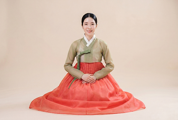 JPG 편집이미지 한국문화 전통 손 옷 여자 패션 한국 미소 앉기 추석 한복 무릎 손모으기 의료성형뷰티 스타일 편집실사 AI인물포토 AI콘텐츠 동양문화 한국전통 명절 아시아 모션 표정 사람 손짓 신체부위 전통의상 CG 파일형식 AI포토 기념일 나라 문화 이벤트