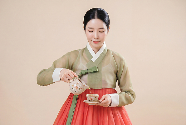 JPG 편집이미지 전통 여자 문화 한국 추석 붓기 찻잔 다도 한복 찻주전자 의료성형뷰티 편집실사 AI인물포토 AI콘텐츠 한국전통 명절 아시아 모션 주전자 잔 사람 예절 전통의상 CG 파일형식 AI포토 식기 기념일 나라 주방용품 생활용품 이벤트 오브젝트