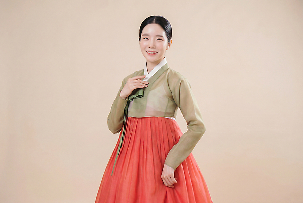 JPG 편집이미지 전통 옷 여자 패션 문화 포즈 한국 미소 추석 한복 의료성형뷰티 스타일 편집실사 AI인물포토 AI콘텐츠 한국전통 명절 아시아 표정 사람 전통의상 CG 파일형식 AI포토 기념일 나라 이벤트