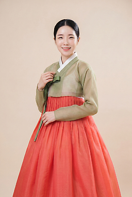 JPG 편집이미지 전통 옷 여자 패션 문화 한국 미소 추석 한복 의료성형뷰티 스타일 편집실사 AI인물포토 AI콘텐츠 한국전통 명절 아시아 표정 사람 전통의상 CG 파일형식 AI포토 기념일 나라 이벤트