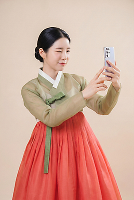 JPG 편집이미지 전통 여자 패션 문화 한국 윙크 미소 스마트폰 추석 한복 셀프카메라 의료성형뷰티 스타일 편집실사 AI인물포토 AI콘텐츠 한국전통 명절 아시아 표정 사람 핸드폰 스마트기기 사진촬영 전통의상 CG 파일형식 AI포토 기념일 나라 전자제품 촬영 이벤트