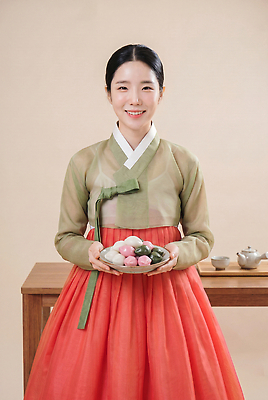 JPG 편집이미지 전통 손 옷 여자 문화 음식 떡 한국 미소 추석 한복 의료성형뷰티 편집실사 AI인물포토 AI콘텐츠 한국전통 명절 아시아 표정 사람 신체부위 전통의상 CG 파일형식 AI포토 기념일 나라 이벤트