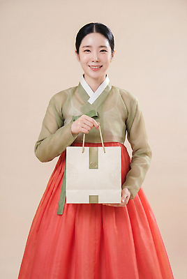 JPG 편집이미지 전통 옷 여자 패션 문화 얼굴 봉투 한국 선물 미소 추석 한복 의료성형뷰티 편집실사 AI인물포토 AI콘텐츠 한국전통 명절 아시아 표정 사람 신체부위 전통의상 CG 파일형식 AI포토 기념일 나라 이벤트
