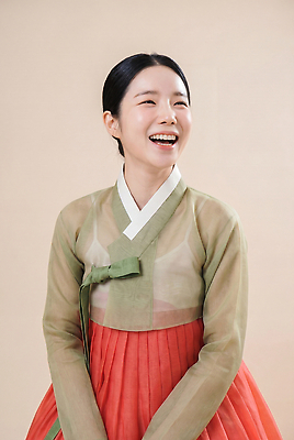 JPG 편집이미지 전통 옷 여자 문화 한국 표정 미소 웃음 추석 전통의상 한복 즐거움 의료성형뷰티 편집실사 AI인물포토 AI콘텐츠 한국전통 명절 감정 아시아 사람 CG 파일형식 AI포토 기념일 나라 이벤트