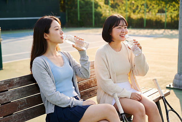 JPG 편집이미지 여자 벤치 웃음 야외 물 여름 친구 운동 테니스 테니스장 물병 즐거움 의료성형뷰티 편집실사 AI인물포토 AI콘텐츠 자연요소 계절 감정 의자 스포츠시설 관계 표정 건강 사람 구기 물통 CG 파일형식 AI포토 스포츠 가구 시설 생활용품 오브젝트