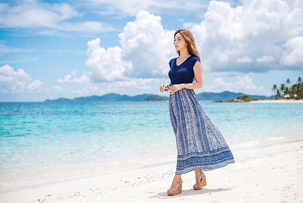 JPG 편집이미지 옷 여자 모래 바다 섬 여행 자연 하늘 해변 여름 걷기 의료성형뷰티 편집실사 AI인물포토 AI콘텐츠 계절 모션 사람 CG 생태계 파일형식 AI포토