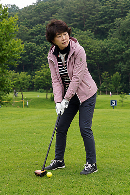 JPG 나무 편집이미지 여자 스포츠 골프 공 골프장 잔디 취미 야외 운동 준비 티샷 의료성형뷰티 파크골프 편집실사 AI인물포토 AI콘텐츠 식물 스포츠시설 건강 사람 구기 CG 파일형식 AI포토 시설