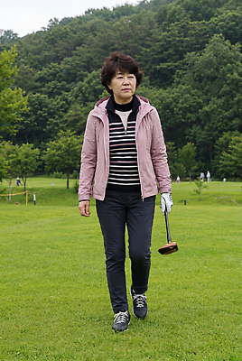 JPG 나무 편집이미지 여자 골프 운동 걷기 골프채 풀 의료성형뷰티 파크골프 편집실사 AI인물포토 AI콘텐츠 식물 모션 골프용품 건강 사람 구기 CG 파일형식 AI포토 스포츠용품 스포츠 오브젝트