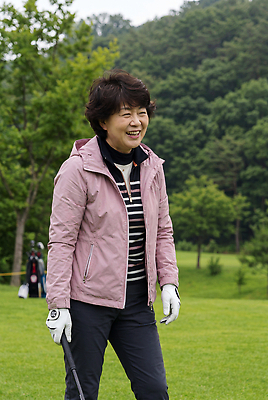 JPG 나무 편집이미지 여자 스포츠 골프 골프장 필드 웃음 풍경 취미 운동 의료성형뷰티 파크골프 편집실사 AI인물포토 AI콘텐츠 식물 스포츠시설 표정 건강 사람 구기 CG 파일형식 AI포토 시설