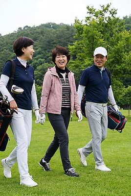 JPG 나무 편집이미지 여자 스포츠 골프 골프장 사람 잔디 취미 친구 운동 걷기 연습 의료성형뷰티 파크골프 편집실사 AI인물포토 AI콘텐츠 식물 스포츠시설 관계 모션 건강 구기 CG 파일형식 AI포토 시설