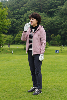 JPG 나무 편집이미지 여자 스포츠 포즈 골프 필드 잔디 취미 물 운동 의료성형뷰티 파크골프 편집실사 AI인물포토 AI콘텐츠 자연요소 식물 건강 사람 구기 CG 파일형식 AI포토
